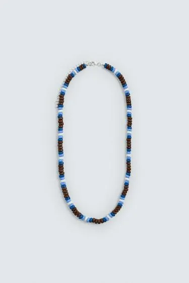 Ожерелье с бусинами и камнем