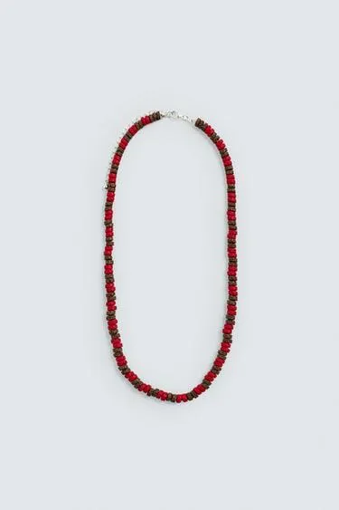 Ожерелье с бусинами и камнем