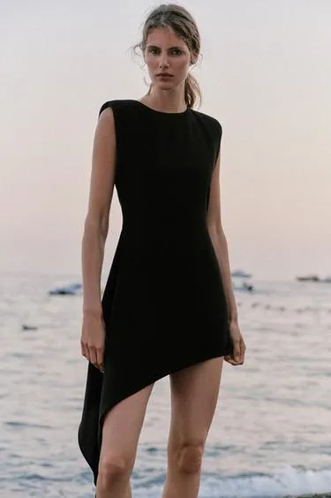 Короткое асимметричное платье с подплечниками- Заказать в России