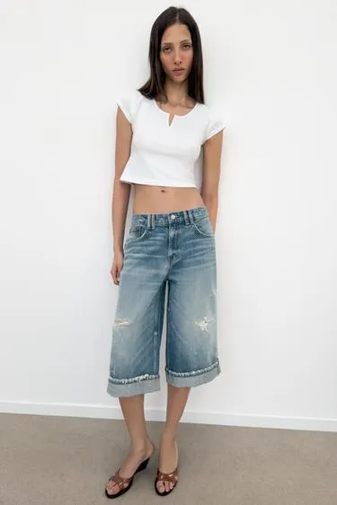 Укороченный топ с разрезом