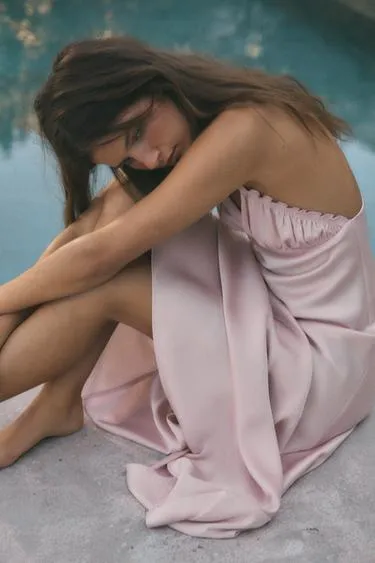 Атласное платье миди со сборками- Заказать в России