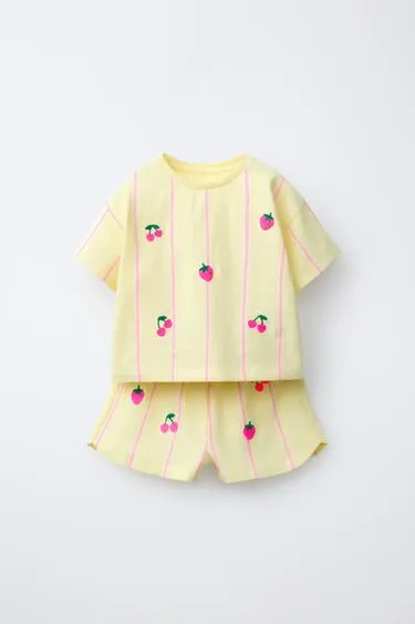 Комплект из футболки и шортов в полоску с вышивкой фруктов
