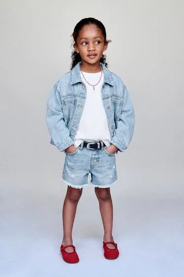 Джинсовые шорты с разрезами