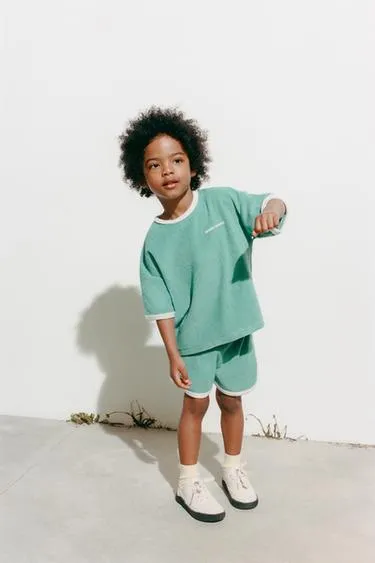 Комплект из футболки и шортов с вставками из махровой ткани