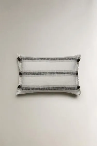 Декоративная подушка с бахромой