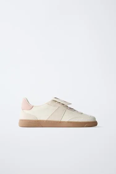 Кроссовки с клапаном и нашивками- Заказать в России