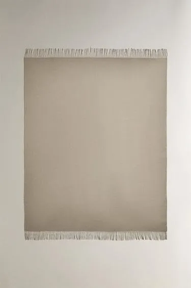 Плед с бахромой из мягкой ткани