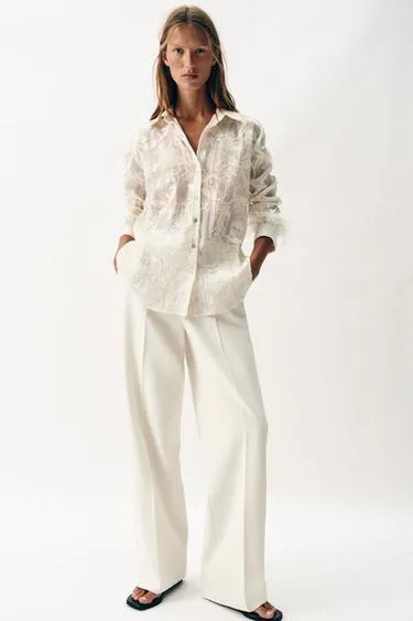 Рубашка с вышивкой и перьями