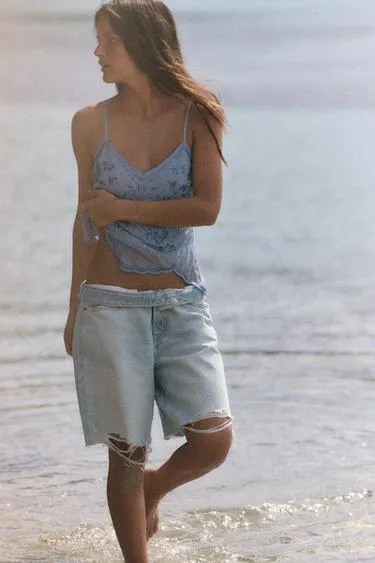 Топ на бретелях с вышивкой