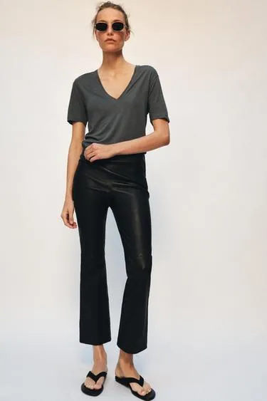 Футболка с V-образным вырезом