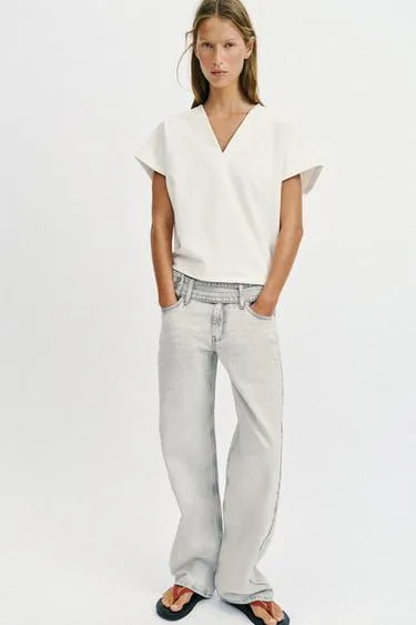 Футболка с V-образным вырезом в стиле рустик