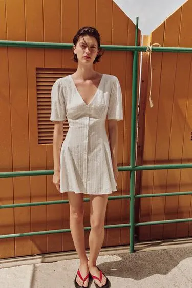 Короткое платье с ажурной вышивкой- Заказать в России