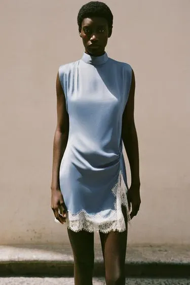 Атласное платье с кружевом