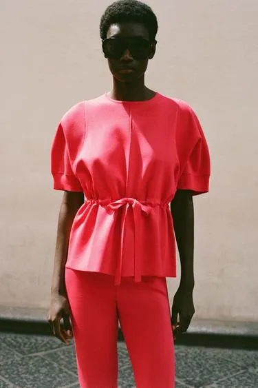 Свитер с бантом на рукавах