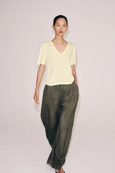 Футболка с V-образным вырезом- Заказать в России