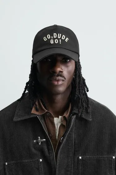 Кепка с вышитой надписью