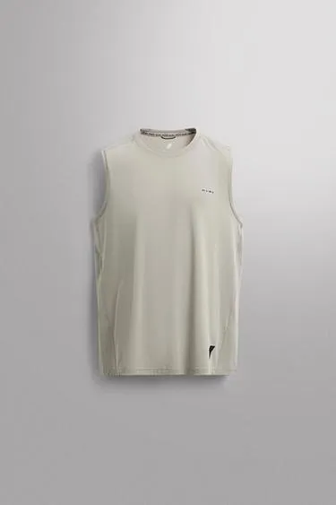 Базовая спортивная майка из высокотехнологичной ткани- Заказать в России