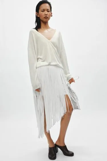 Джемпер из тонкого трикотажа с V-образным вырезом