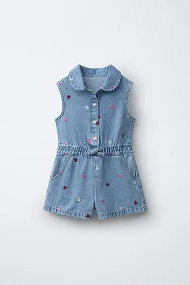 Короткий джинсовый комбинезон с вышивкой