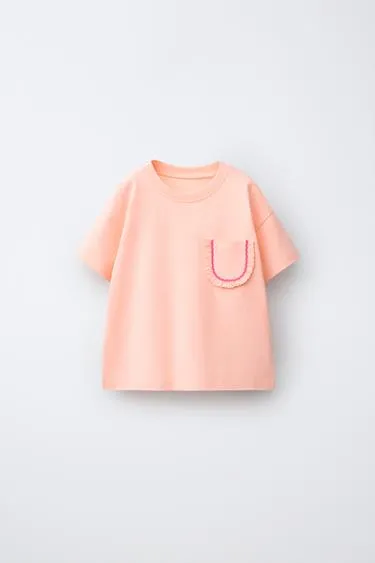 Футболка с карманом и воланами