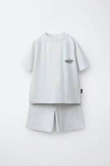 Комплект из футболки и шортов с надписью