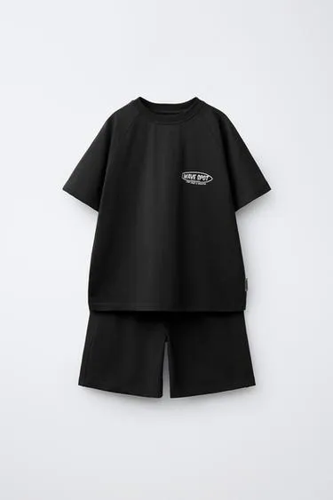 Комплект из футболки и шортов