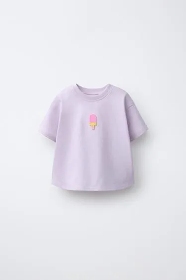 Футболка с нашивкой кроше