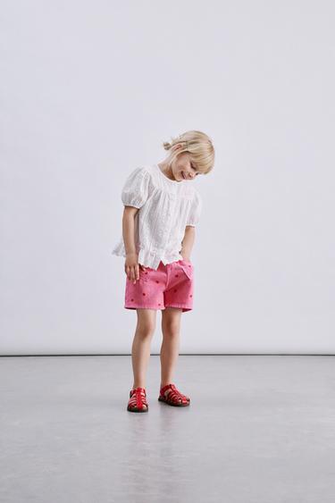 Zara Джинсовые шорты  с вышивкой «сердечки»