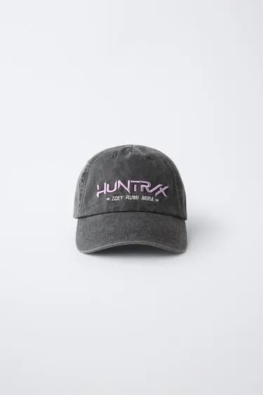 Кепка с эффектом потертости «Kpop Demon Hunters» © Netflix- Заказать в России