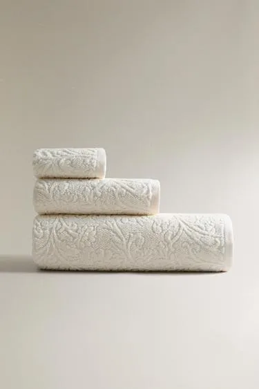 Полотенце из жаккарда с цветочным рисунком