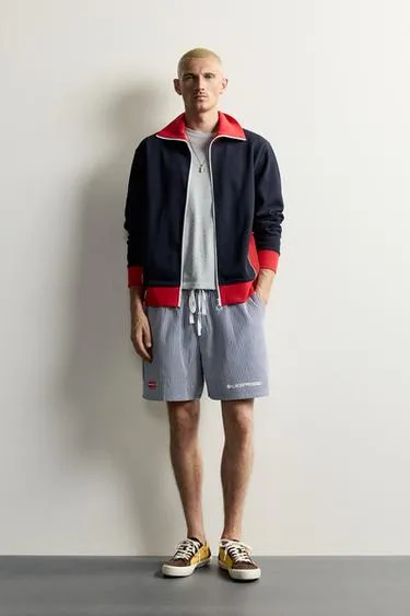 Шорты Relaxed Fit в полоску с нашивками- Заказать в России