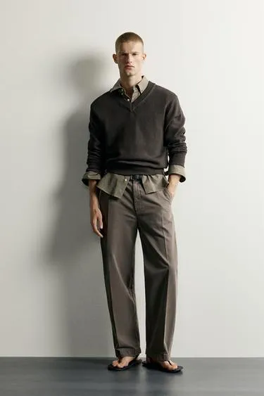 Брюки чинос Relaxed Fit с эффектом потертости- Заказать в России