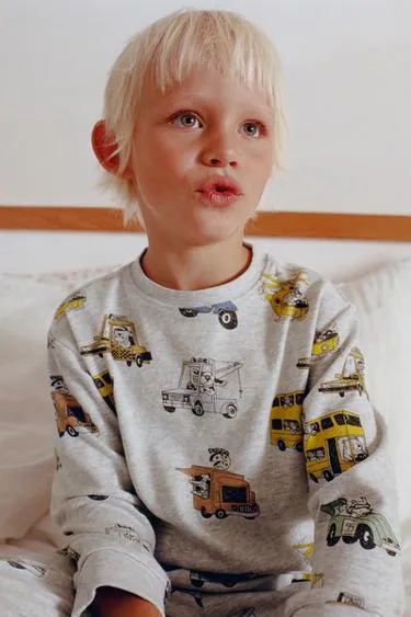 Пижама для детей 2-6 лет с принтом машин