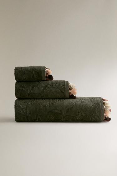 Zara Махровое полотенце с жаккардовым рисунком и помпонами