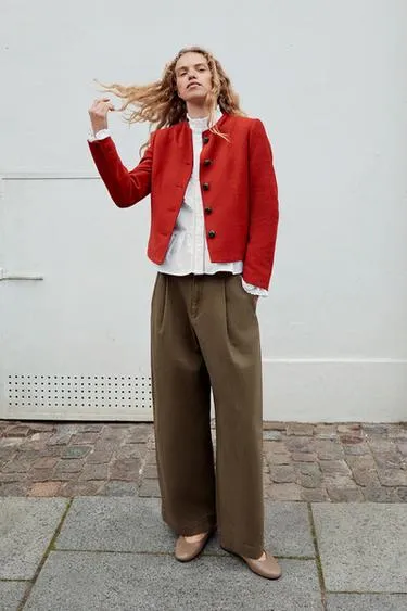 Straight-cut jacket with shoulder pads