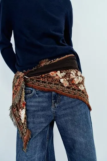 Jacquard embroidered triangular scarf