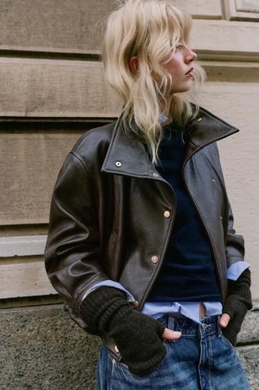 Длинные вязаные варежки