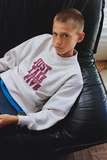 Світшот с лозунгом в стиле varsity