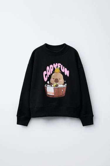 Zara Свитшот с принтом CAPYFUN © купить с доставкой.