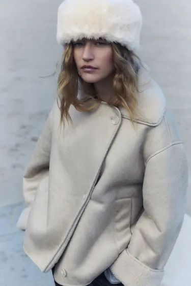 Шапка бини с отворотом и деталью из искусственного меха