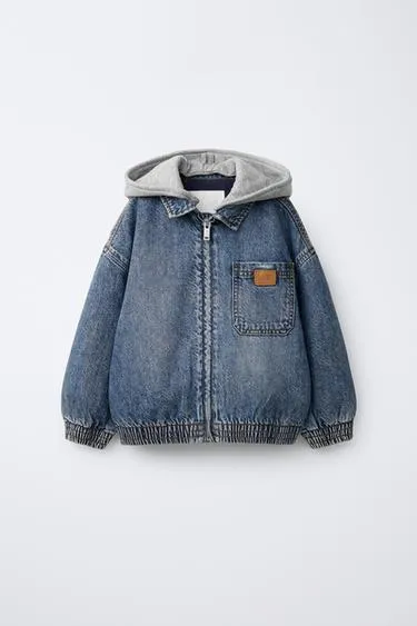 Джинсовая куртка с отстегивающимся меховым капюшоном- Заказать в России