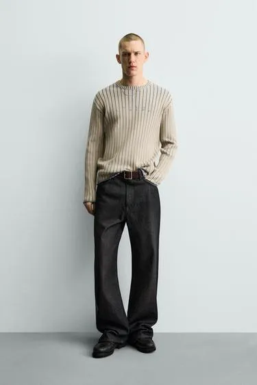 Узкий вязаный свитер с лозунгом