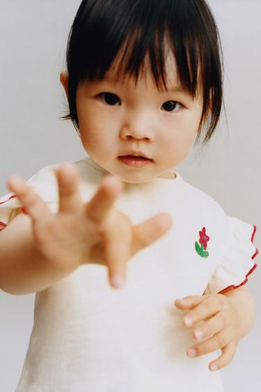 Zara Футболка с аппликацией из цветов