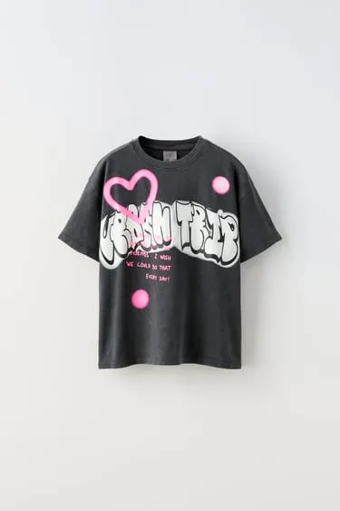 Футболка с эффектом потертости и принтом «граффити»