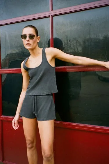 Кроп-топ из ткани в рубчик с эффектом потертости- Заказать в России