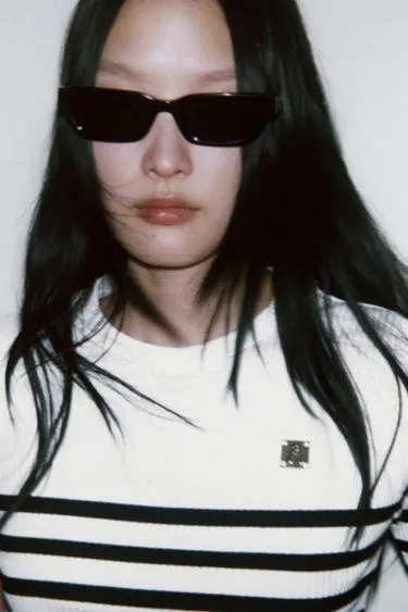 Футболка ZARA с полосками и брошью
