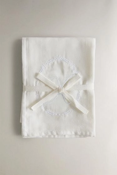 Набор детских муслиновых пеленок с вышитой буквой (набор из 2)- Заказать в России