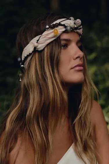 Полосатый шарф с вышитыми цветами