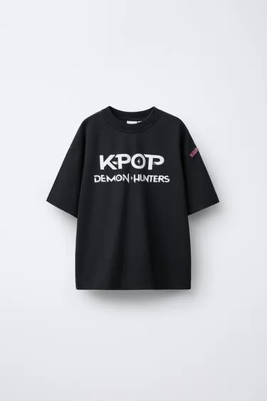 Футболка с принтом KPOP DEMON HUNTERS™ NETFLIX ©