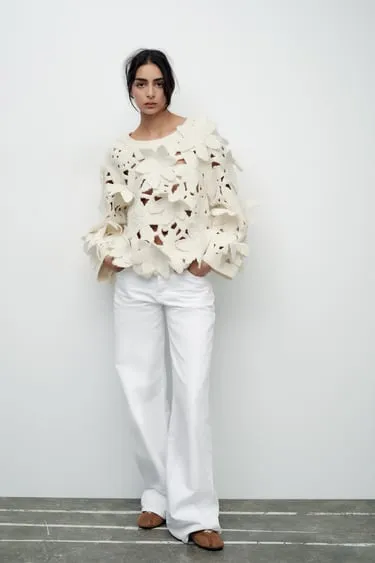 Свитер из рельефного трикотажа с цветами- Заказать в России